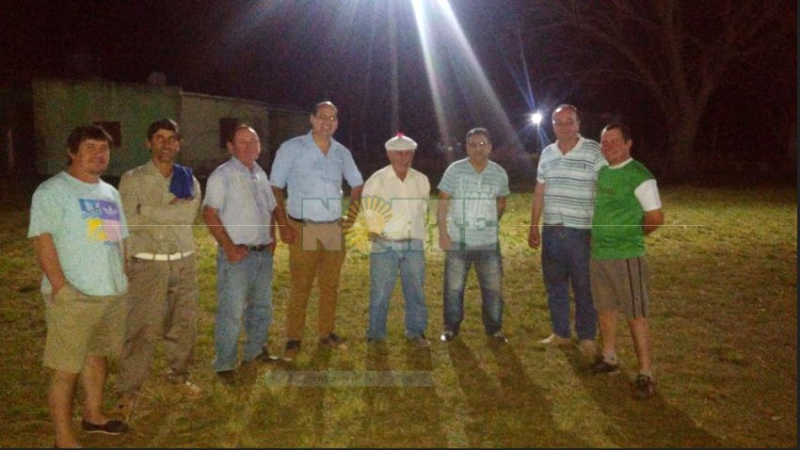 El municipio de Tres Isletas colabora con la iluminación del predio deportivo de una escuela rural