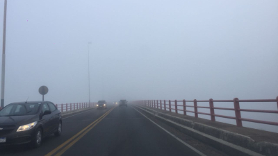 Precaución por densa niebla en el puente General Belgrano
