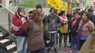 Piquete en el Gualok: horas claves para que la Justicia resuelva el desalojo