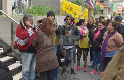 Piquete en el Gualok: horas claves para que la Justicia resuelva el desalojo