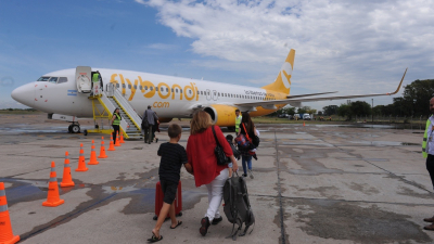 Un avión de Fly Bondi aterrizó en llanta