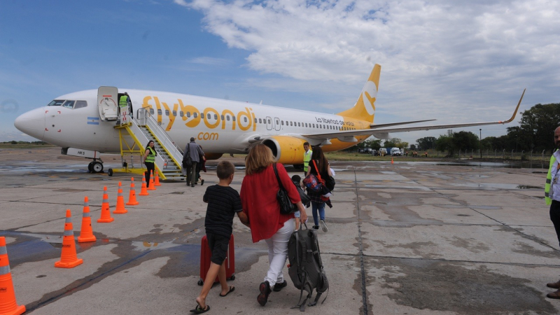 Un avión de Fly Bondi aterrizó en llanta