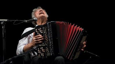 Rául Barboza celebra 80 años de magia en Corrientes