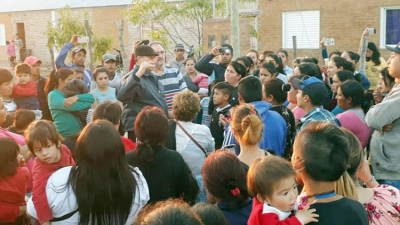 Villa Ángela pide al gobernador la entrega de casas usurpadas