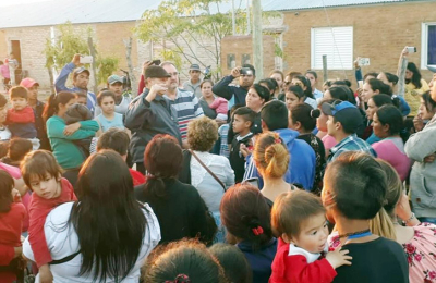 Villa Ángela pide al gobernador la entrega de casas usurpadas