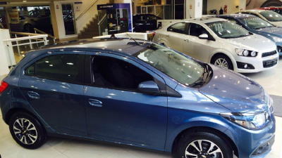 Por el dólar, suben 20% el precio de los autos