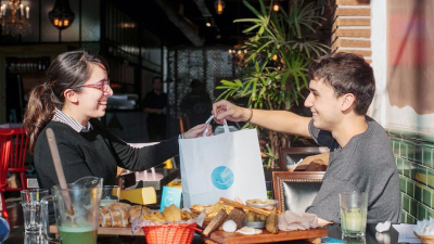 La modalidad de comprar indumentaria familiar en el exterior con viajeros amigos