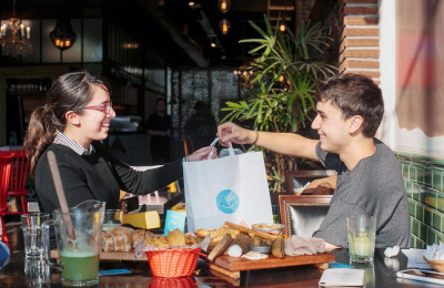 La modalidad de comprar indumentaria familiar en el exterior con viajeros amigos