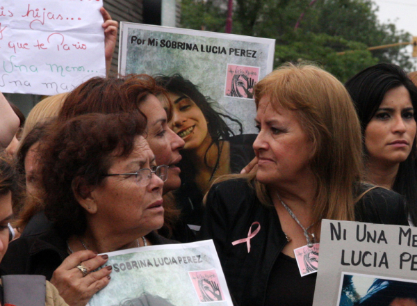 <p>Lucía Presente" Lucía Perez, la joven asesinada en Mar del Plata, parece estar presente en la imágen junto a otras mujeres. Fue durante Marcha de mujeres chaqueñas contra los feminicidios, la violencia machista y la precarización laboral  19-10-16. <strong>Fabián Maldonado/Norte.</strong></p>