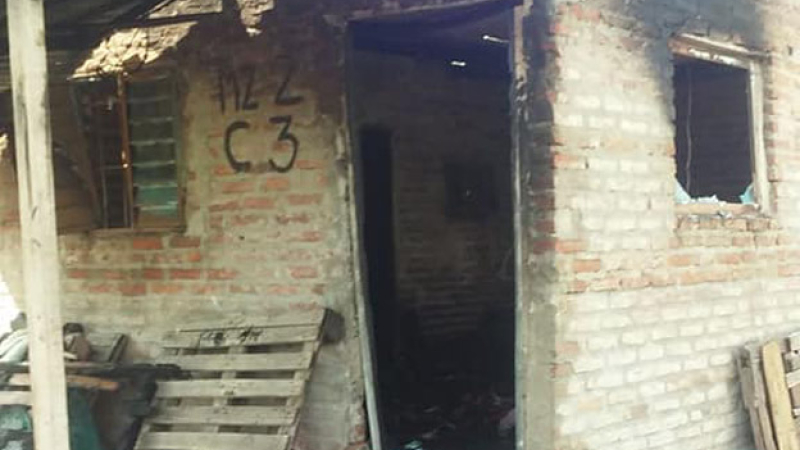 Ordenan custodia y botón antipánico a la mujer que le quemaron su casa