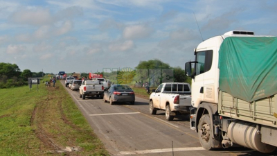 Un corte total de ruta 95 generó largas colas de vehículos en el acceso a Castelli