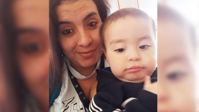 Sostiene el tratamiento médico de su bebé vendiendo empanadas