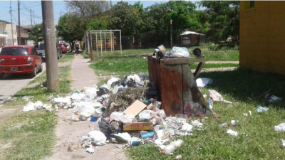 Contenedores dados vuelta y la falta de recolección de basura, la grave problemática con la que conviven vecinos del barrio España