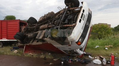Espectacular accidente entre dos camiones sobre ruta 16