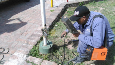 Un niño recibió una descarga eléctrica de una columna en un espacio público y sobrevivió