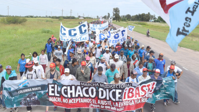 Por tierras, mejor Salud y ayuda para fin de año caminan hasta la capital provincial