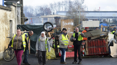 Francia: “chalecos amarillos” no se conforman con el retroceso de Macron