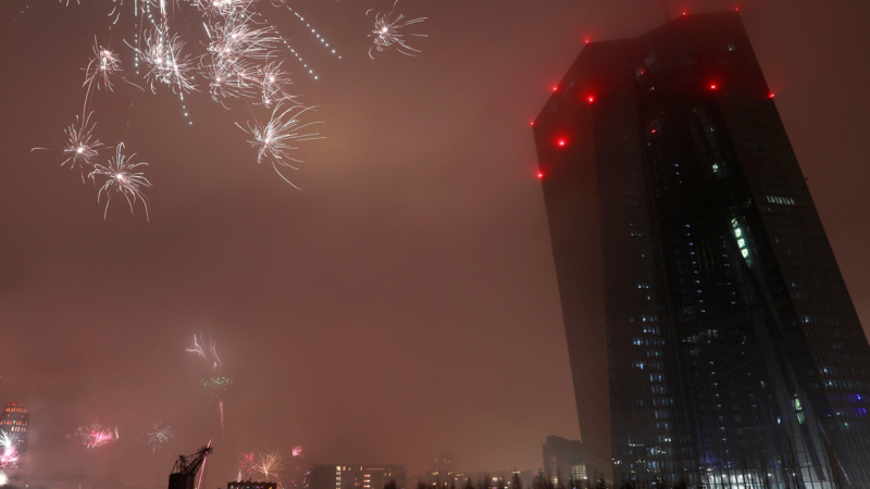 El mundo saludó al nuevo año con fuegos, música y bodas tras un tumultuoso 2018