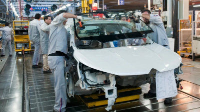 La actividad industrial cayó 13,3% y la construcción 15,9%, según datos de noviembre del Indec