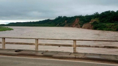 Árbol cayó y hundió en el río Teuco a un hombre que estaba en canoa