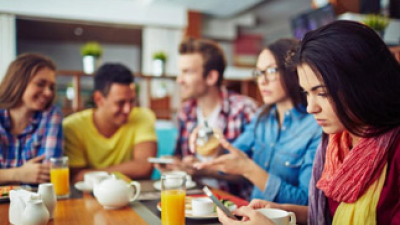 Phubbing: enterate lo que más de la mitad de los argentinos hace durante una conversación