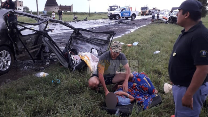 Dos muertos y varios heridos al chocar un automóvil contra una ambulancia en la Ruta 16