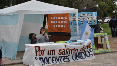 Los docentes continúan con reclamos por salarios dignos