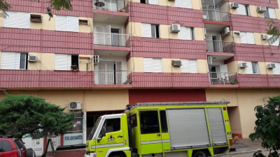 Bomberos controlaron un incendio en edificio de avenida Vélez Sarsfield