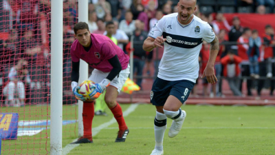 Gimnasia con soberbio segundo tiempo y doblete del Tanque Silva