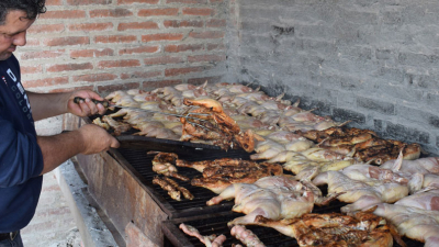 Muchas familias apelan a la venta de comida para pagar las boletas de luz