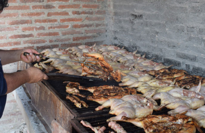 Muchas familias apelan a la venta de comida para pagar las boletas de luz