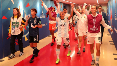 Mates, bailes y lágrimas en el debut ante Japón