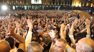 Tensión en Georgia: la policía reprimió a miles de personas que piden la renuncia del presidente del Parlamento