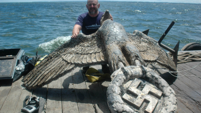 El águila del hundido acorazado nazi “Graf Spee” será subastada