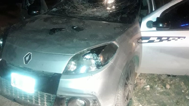 Acordó encontrarse con una mujer, pero quisieron asaltarlo y destruyó su auto