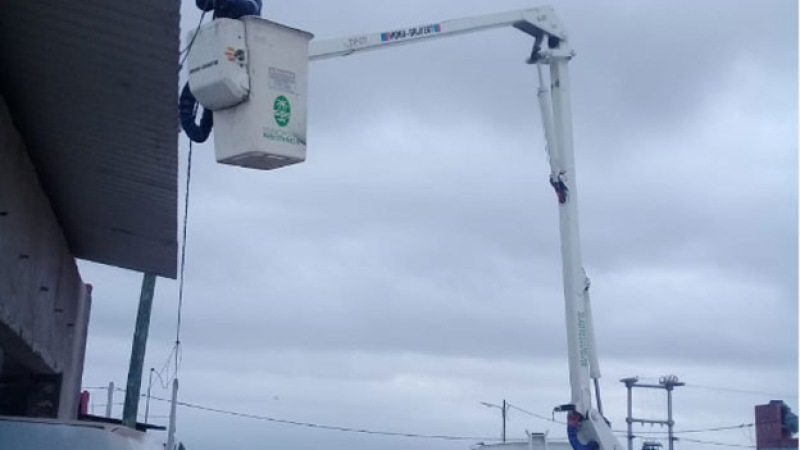 Un jefe de Secheep sorprende a municipales haciendo conexión clandestina en una casa