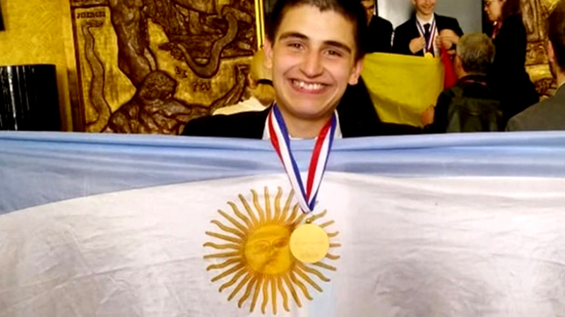 Un joven argentino ganó el oro en las Olimpíadas de Química en París