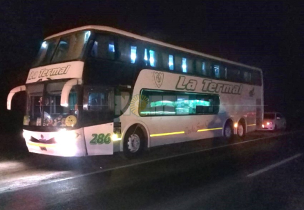 poli muerto en colectivo2.jpg