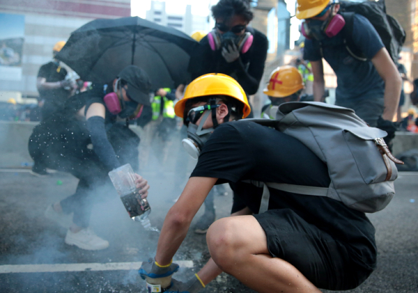 Tras enfrentamientos durante todo el fin de semana, los manifestantes se dirigieron en hora punta, este lunes de mañana, a varias estaciones clave de la red del Metro para bloquear las puertas de los vagones y evitar que los trenes marchasen. Esta acción relámpago paralizó durante horas una red que normalmente marcha con una eficacia extraordinaria.
