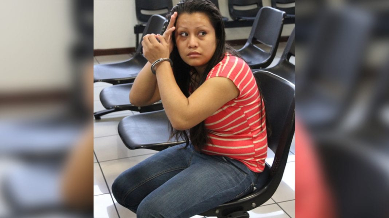 Reinician juicio contra salvadoreña por dar a luz a bebé muerto