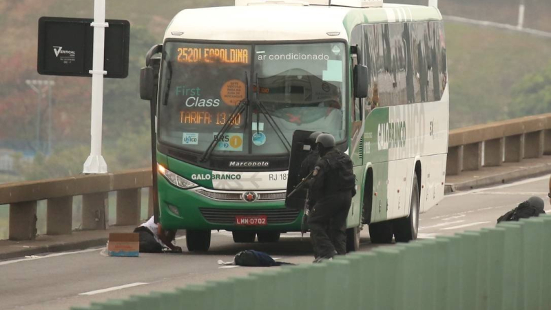Tomó de rehenes a 40 personas en Río de Janeiro y fue abatido por francotiradores de la BOPE