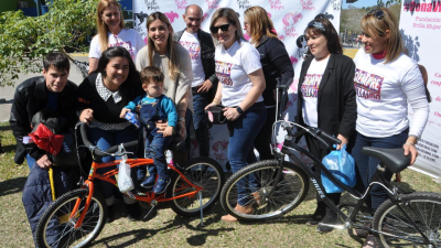 Juguetes y caricias para niños del hospital Pediátrico