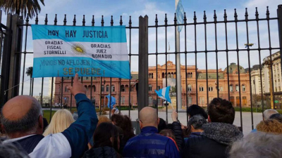 Macri salió al balcón de la Casa Rosada a saludar a sus seguidores