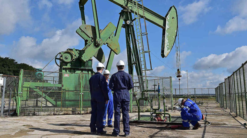 El gobierno subsidiará el precio del petróleo para contener los aumentos