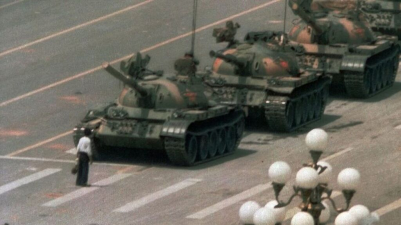 Murió Charlie Cole, el fotógrafo de la famosa instantánea de Tiananmen