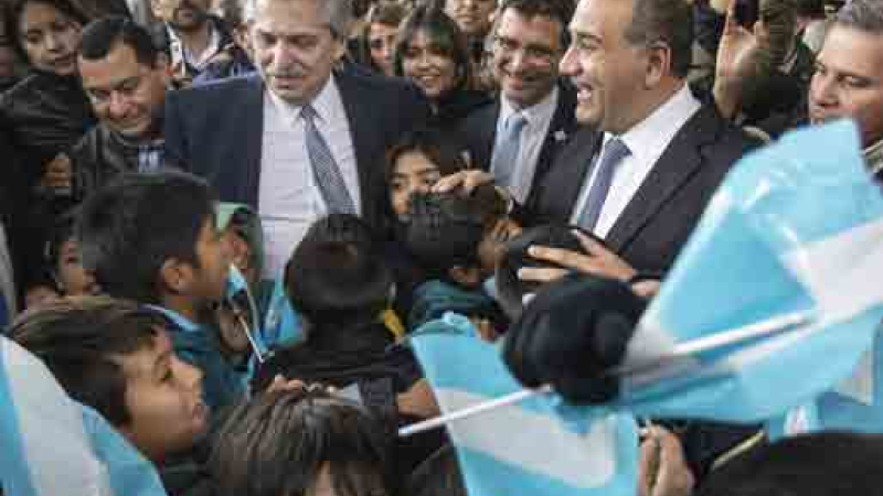 Manzur justificó el uso del avión oficial para un acto peronista