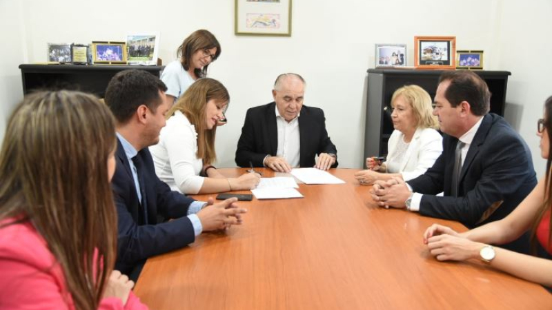 Firmaron un convenio para pasantías de alumnos y egresados de abogacía en los juicios por jurados