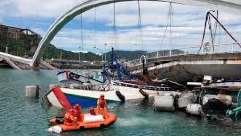 Taiwán: impactante caída de un puente de 140 metros