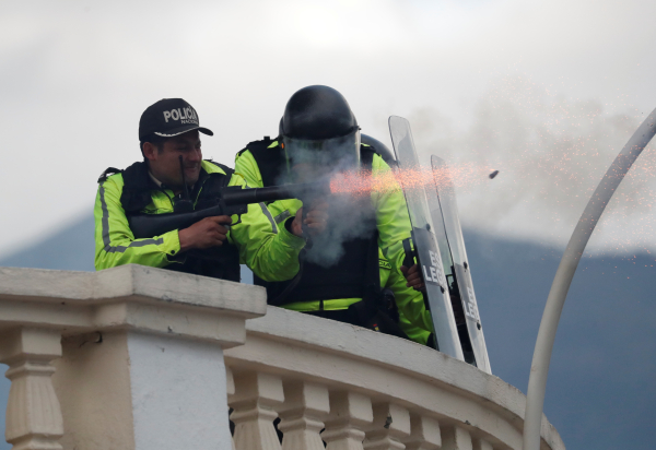 Quito se vio sacudido en el décimo día de enfrentamientos contra los planes de austeridad de Moreno, en tensa jornada en la que se incendió el edificio de la contraloría del Estado y se bloquearon los accesos al aeropuerto.