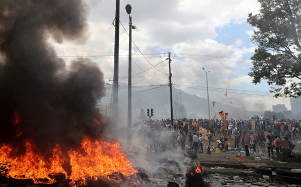 Quito se vio sacudido en el décimo día de enfrentamientos contra los planes de austeridad de Moreno, en tensa jornada en la que se incendió el edificio de la contraloría del Estado y se bloquearon los accesos al aeropuerto.